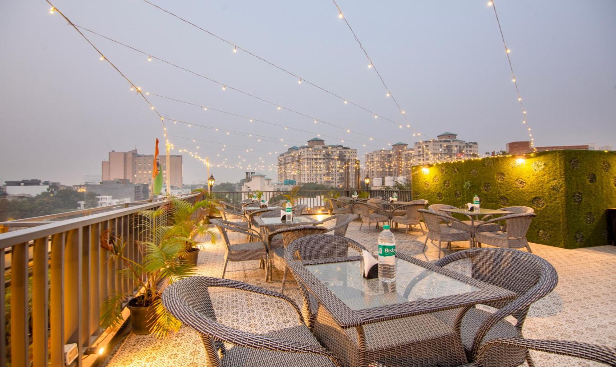 Super Townhouse Sushant Lok Phase 1 Formerly Hotel Neven Γκουργκάον Εξωτερικό φωτογραφία