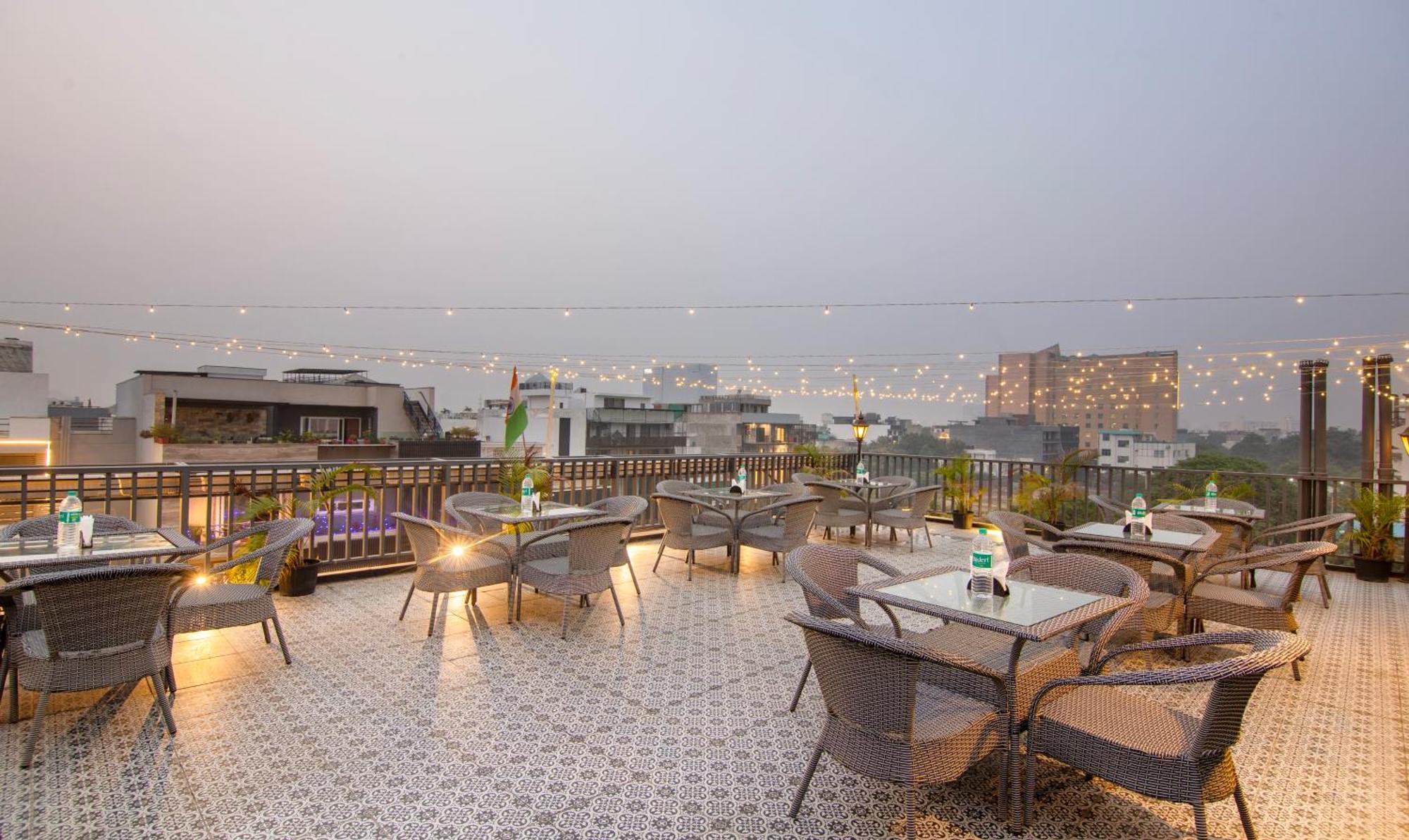 Super Townhouse Sushant Lok Phase 1 Formerly Hotel Neven Γκουργκάον Εξωτερικό φωτογραφία