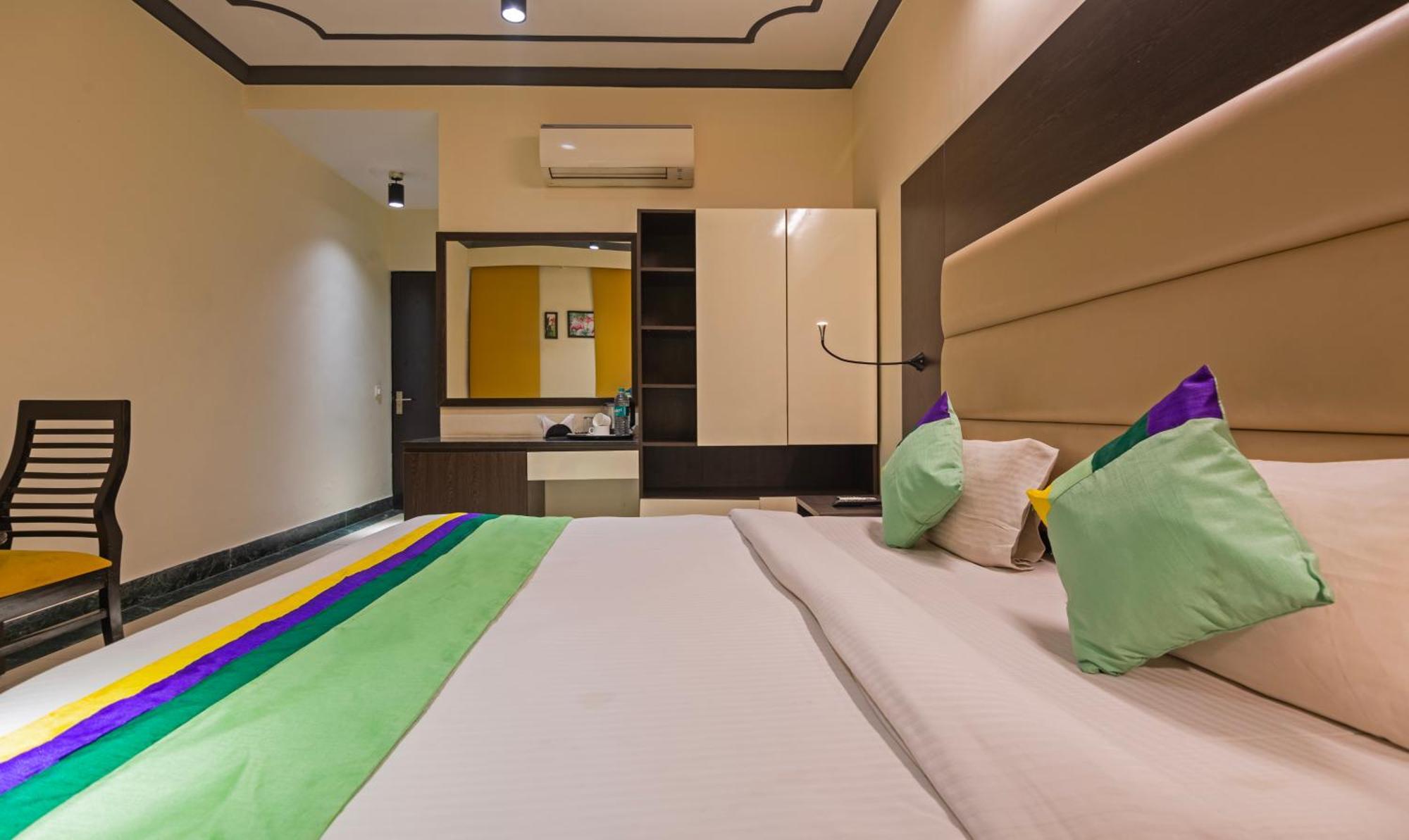 Super Townhouse Sushant Lok Phase 1 Formerly Hotel Neven Γκουργκάον Εξωτερικό φωτογραφία