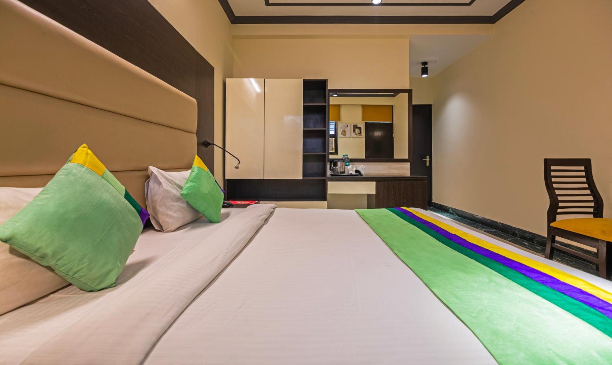 Super Townhouse Sushant Lok Phase 1 Formerly Hotel Neven Γκουργκάον Εξωτερικό φωτογραφία