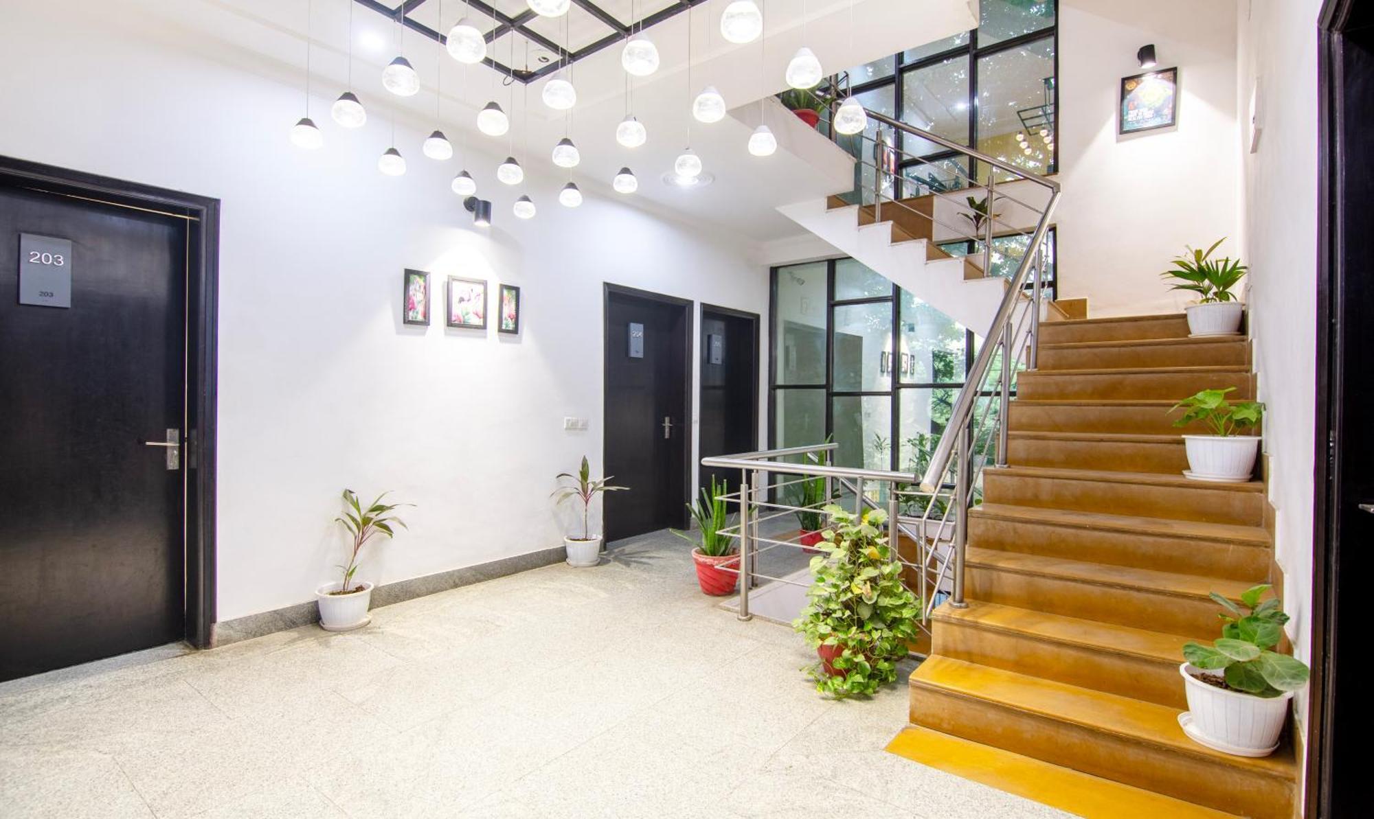 Super Townhouse Sushant Lok Phase 1 Formerly Hotel Neven Γκουργκάον Εξωτερικό φωτογραφία