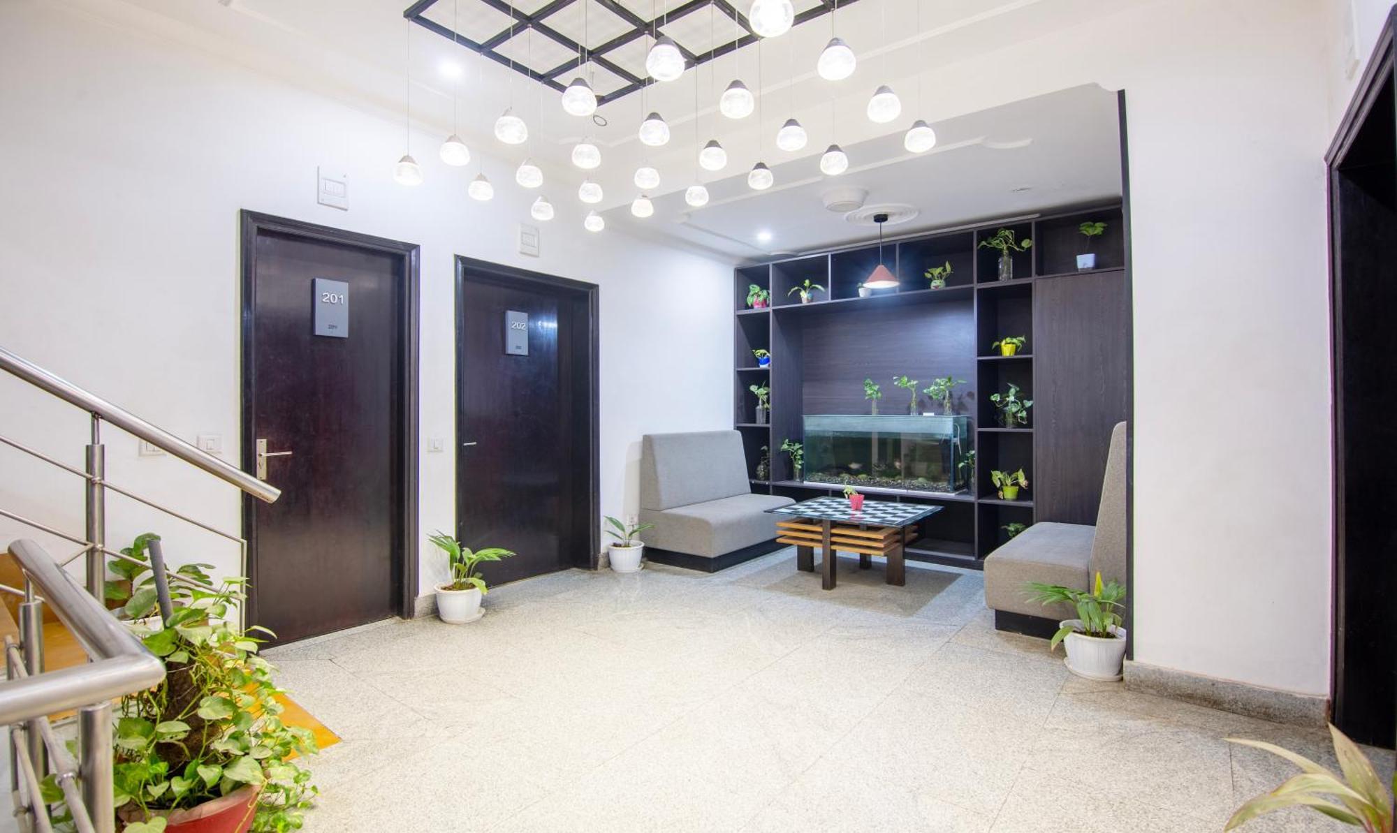 Super Townhouse Sushant Lok Phase 1 Formerly Hotel Neven Γκουργκάον Εξωτερικό φωτογραφία