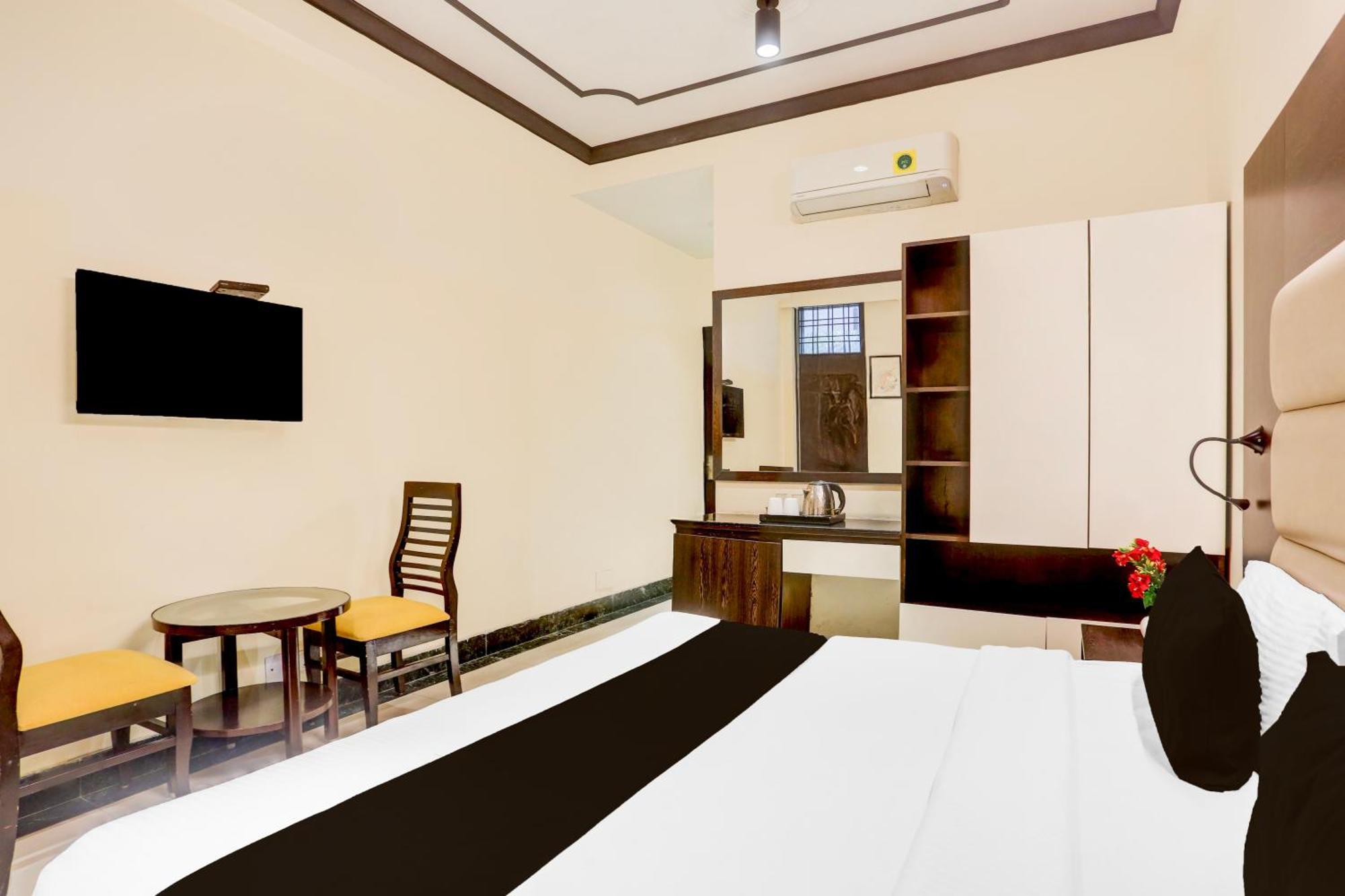Super Townhouse Sushant Lok Phase 1 Formerly Hotel Neven Γκουργκάον Εξωτερικό φωτογραφία