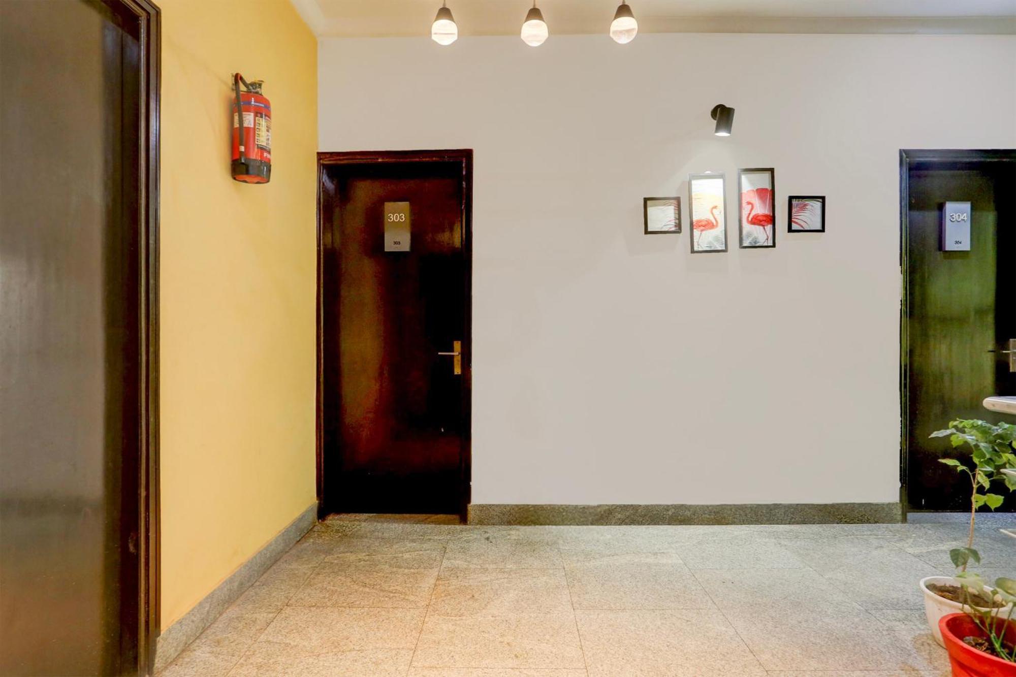 Super Townhouse Sushant Lok Phase 1 Formerly Hotel Neven Γκουργκάον Εξωτερικό φωτογραφία
