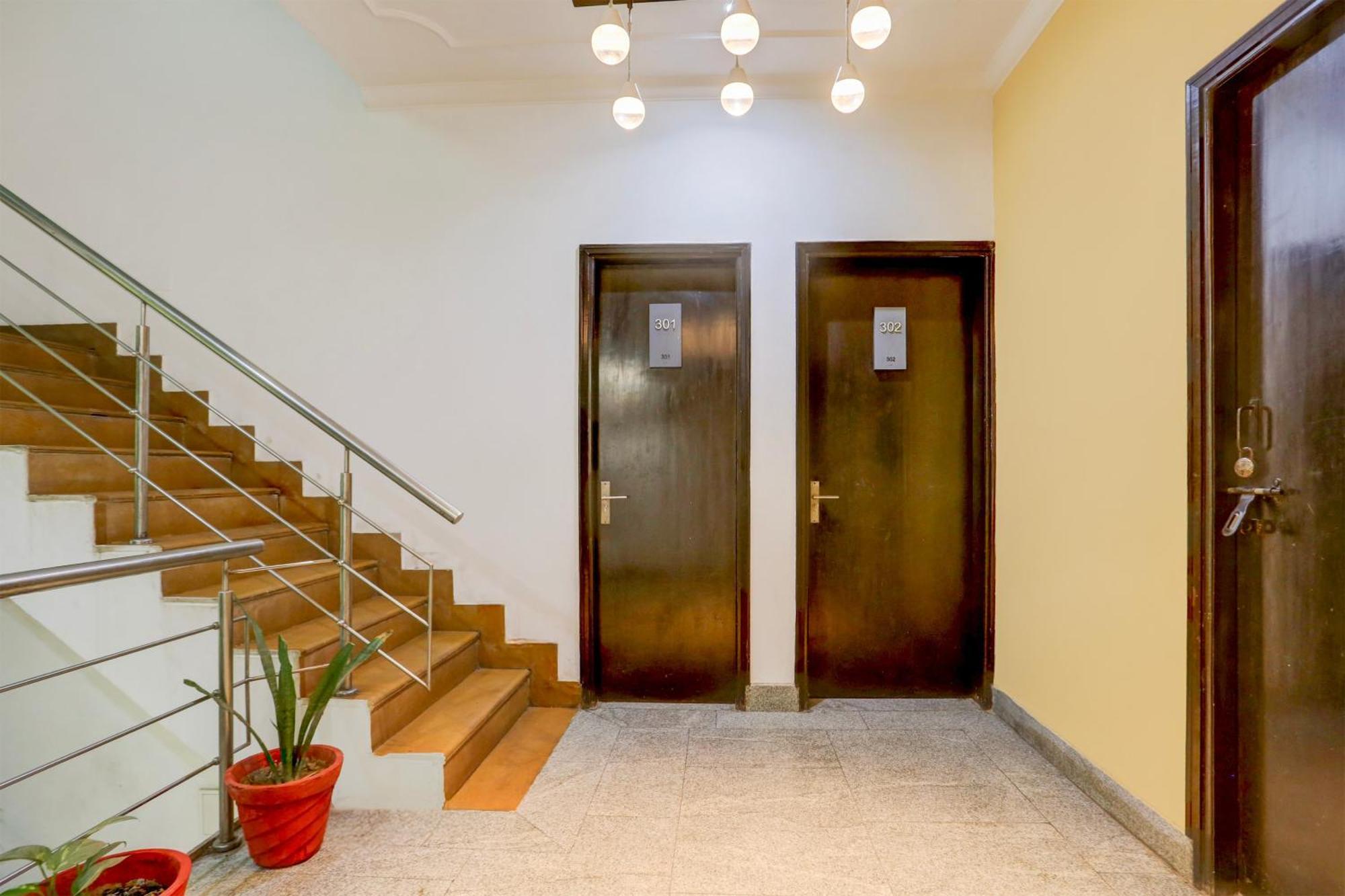 Super Townhouse Sushant Lok Phase 1 Formerly Hotel Neven Γκουργκάον Εξωτερικό φωτογραφία