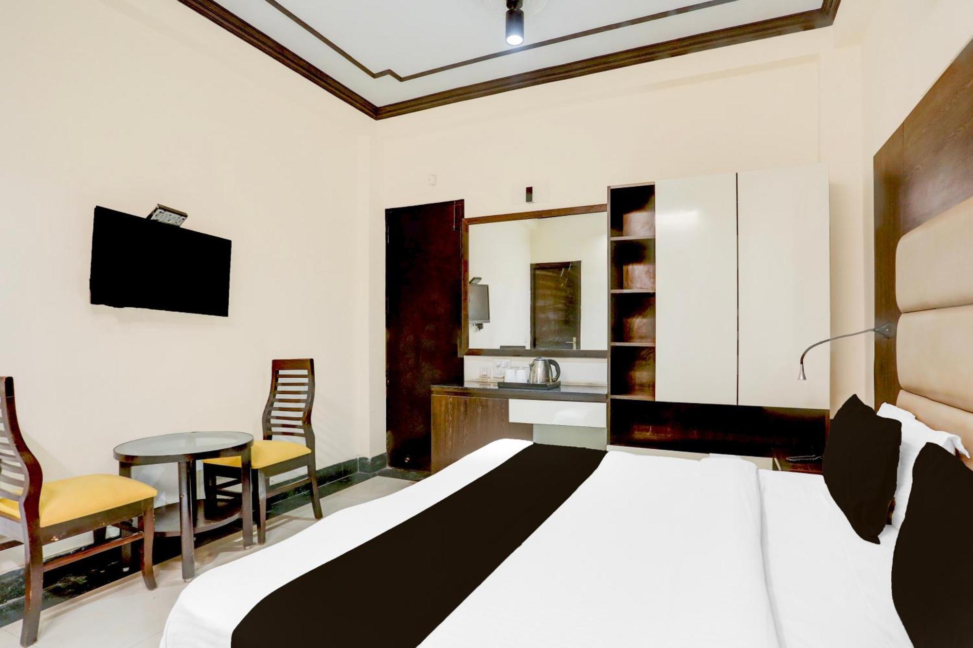 Super Townhouse Sushant Lok Phase 1 Formerly Hotel Neven Γκουργκάον Εξωτερικό φωτογραφία