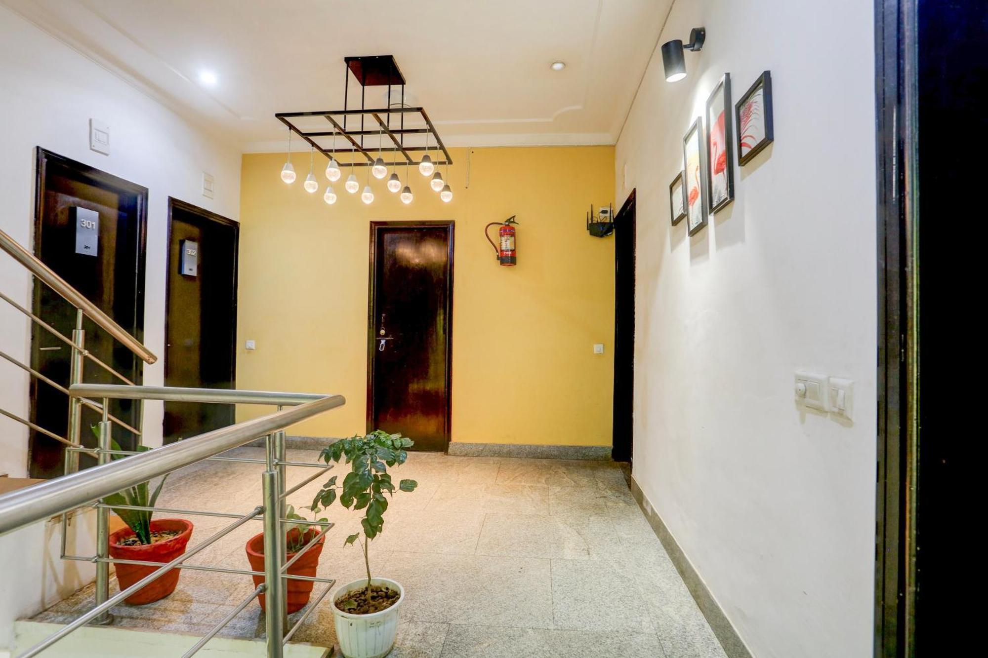 Super Townhouse Sushant Lok Phase 1 Formerly Hotel Neven Γκουργκάον Εξωτερικό φωτογραφία