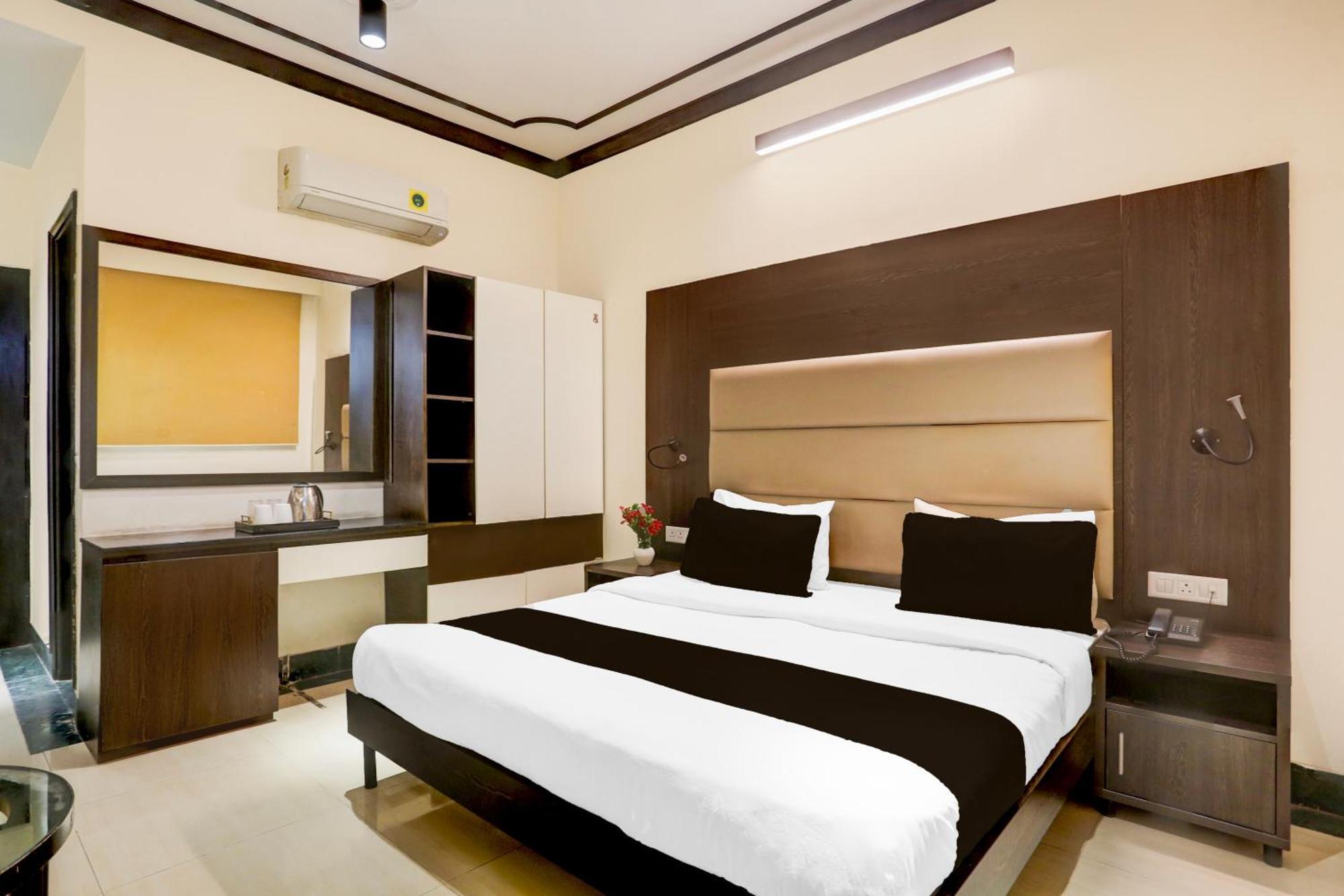 Super Townhouse Sushant Lok Phase 1 Formerly Hotel Neven Γκουργκάον Εξωτερικό φωτογραφία