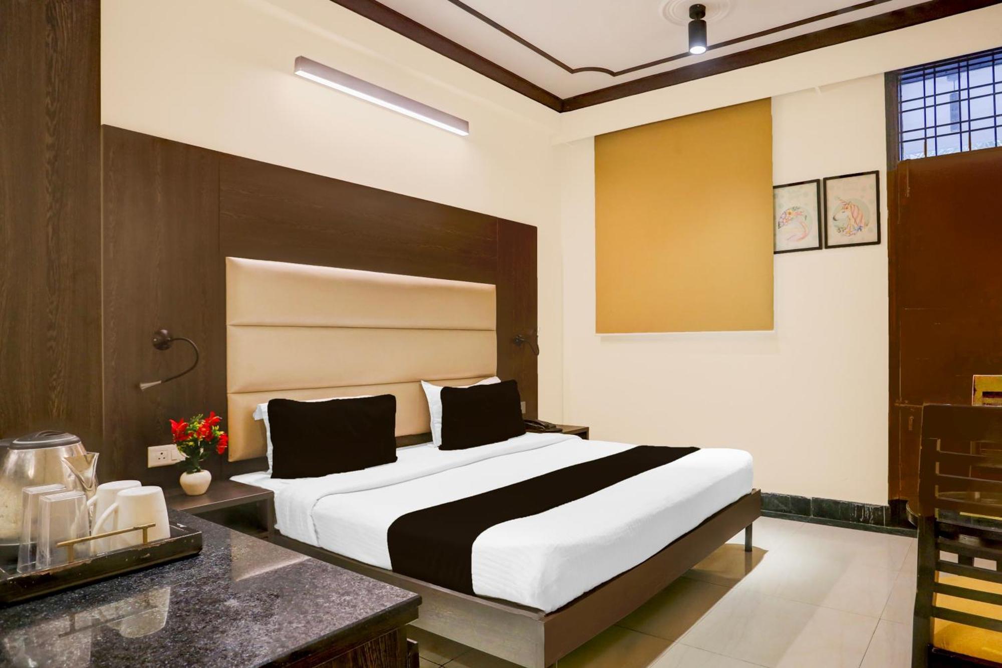 Super Townhouse Sushant Lok Phase 1 Formerly Hotel Neven Γκουργκάον Εξωτερικό φωτογραφία