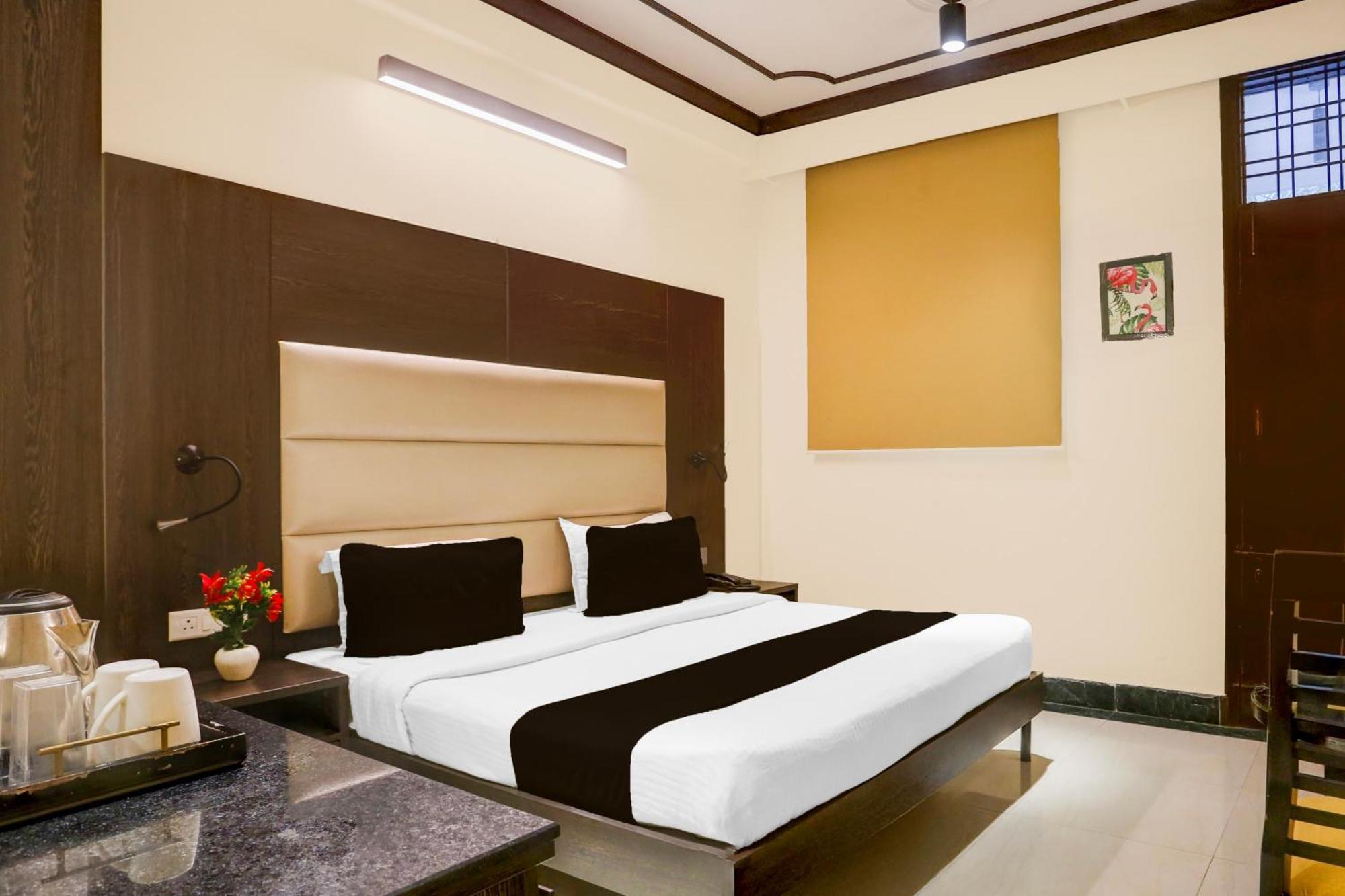 Super Townhouse Sushant Lok Phase 1 Formerly Hotel Neven Γκουργκάον Εξωτερικό φωτογραφία